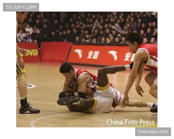 争球犯规如何界定？影响对方争球能力的判罚规则解析